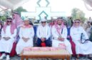 Ketua DPRD Murung Raya H.Rumiadi S.E.,S.H.,M.H., (tengah) bersama jamaah haji lainnya saat penyambutan kepulangan jamaah haji di halaman mesjid Agung Puruk Cahu (foto: Maya)