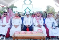 Ketua DPRD Murung Raya H.Rumiadi S.E.,S.H.,M.H., (tengah) bersama jamaah haji lainnya saat penyambutan kepulangan jamaah haji di halaman mesjid Agung Puruk Cahu (foto: Maya)