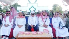 Ketua DPRD Murung Raya H.Rumiadi S.E.,S.H.,M.H., (tengah) bersama jamaah haji lainnya saat penyambutan kepulangan jamaah haji di halaman mesjid Agung Puruk Cahu (foto: Maya)