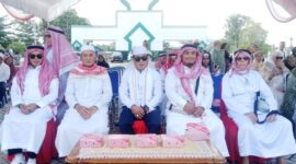 Ketua DPRD Murung Raya H.Rumiadi S.E.,S.H.,M.H., (tengah) bersama jamaah haji lainnya saat penyambutan kepulangan jamaah haji di halaman mesjid Agung Puruk Cahu (foto: Maya)