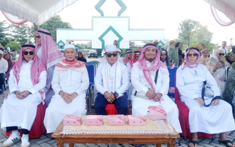Ketua DPRD Murung Raya H.Rumiadi S.E.,S.H.,M.H., (tengah) bersama jamaah haji lainnya saat penyambutan kepulangan jamaah haji di halaman mesjid Agung Puruk Cahu (foto: Maya)
