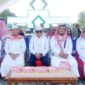 Ketua DPRD Murung Raya H.Rumiadi S.E.,S.H.,M.H., (tengah) bersama jamaah haji lainnya saat penyambutan kepulangan jamaah haji di halaman mesjid Agung Puruk Cahu (foto: Maya)