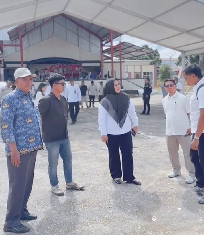 Wakil Ketua I DPRD Kabupaten Murung Raya Dina Maulidah saat meninjau persiapan pelaksanaan MTQ KORPRI VIII Kalteng (foto: istimewa)