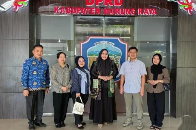 Wakil Ketua I DPRD Mura bersama Ketua Bappemperda DPRD Mura Tuti Marheni saat menerima kunker tim Bappemperda Kab. HSS, Kalsel (foto: istimewa)