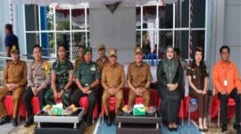 Wakil Ketua DPRD Mura Dina Maulidah (kanan tiga) saat menghadiri upacara siaga Sensus Ekonomi di halaman Kantor BPS Puruk Cahu (foto: istimewa)