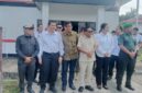 Ketua DPRD Murung Raya Rumiadi (kiri) saat menyambut kedatangan Wakil Gubernur Kalimantan Tengah Edy Pratowo (foto: Maya)