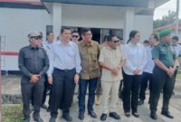 Ketua DPRD Murung Raya Rumiadi (kiri) saat menyambut kedatangan Wakil Gubernur Kalimantan Tengah Edy Pratowo (foto: Maya)