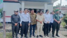 Ketua DPRD Murung Raya Rumiadi (kiri) saat menyambut kedatangan Wakil Gubernur Kalimantan Tengah Edy Pratowo (foto: Maya)