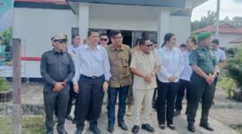 Ketua DPRD Murung Raya Rumiadi (kiri) saat menyambut kedatangan Wakil Gubernur Kalimantan Tengah Edy Pratowo (foto: Maya)