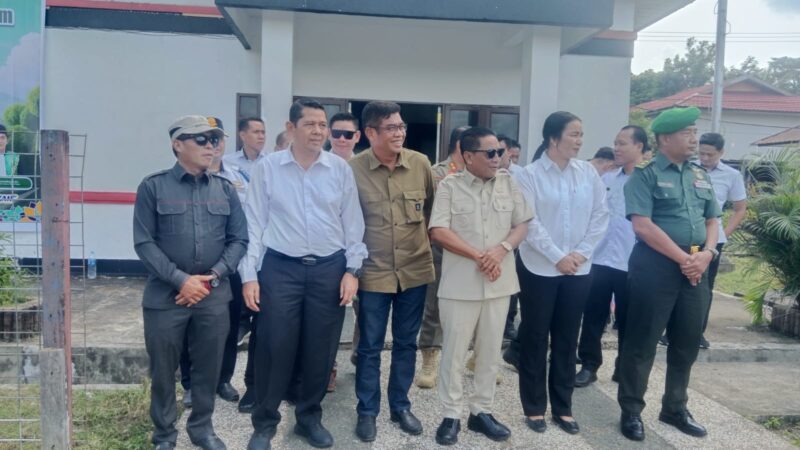 Ketua DPRD Murung Raya Rumiadi (kiri) saat menyambut kedatangan Wakil Gubernur Kalimantan Tengah Edy Pratowo (foto: Maya)