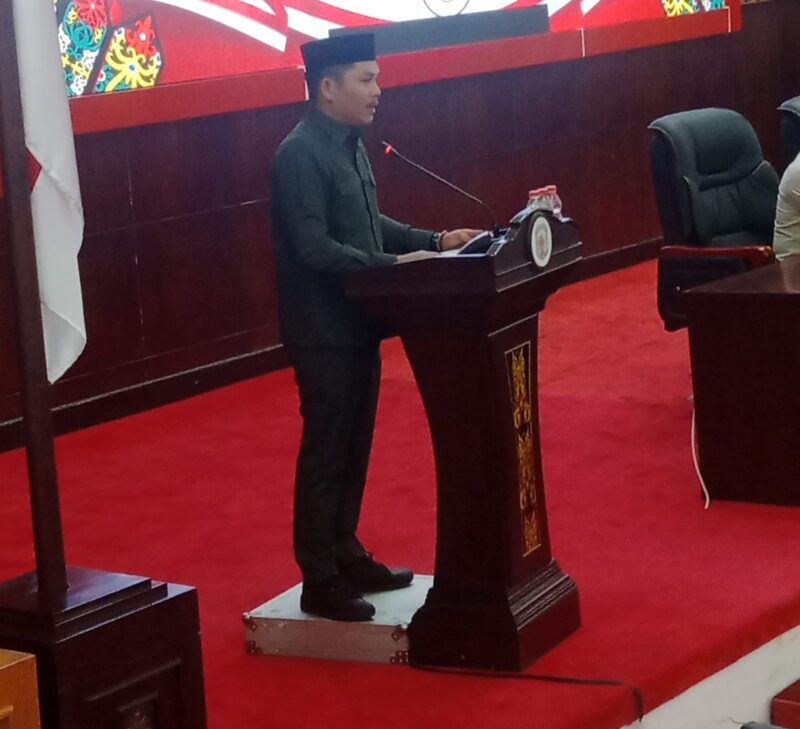 Anggota DPRD Mura Mahyono saat menyampaikan pandangan Fraksi PKB terhadap Raperda tentang Perda nomor 9 tahun 2016 tentang pembentukan dan susunan perangkat daerah(foto: Maya)