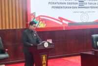 Anggota DPRD Murung Raya Fredrich Dominggus Yoga dari Fraksi PDIP saat menyampaikan pandangan fraksi terhadap Raperda Perubahan Ketiga atas Perda Nomor 9 Tahun 2016 (foto: Maya)