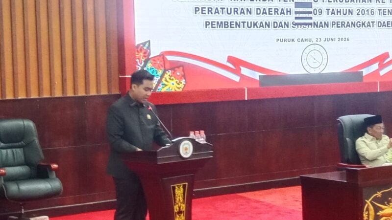 Anggota DPRD Murung Raya Fredrich Dominggus Yoga dari Fraksi PDIP saat menyampaikan pandangan fraksi terhadap Raperda Perubahan Ketiga atas Perda Nomor 9 Tahun 2016 (foto: Maya)