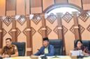 Ketua DPRD Kabupaten Murung Raya Rumiadi (tengah) didampingi Ketua Bapemperda DPRD Mura Tuti Marheni dan Asisten II Setda Mura K. Zen Wahyu Priyatna (foto: istimewa)