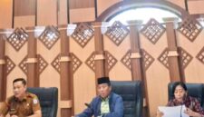 Ketua DPRD Kabupaten Murung Raya Rumiadi (tengah) didampingi Ketua Bapemperda DPRD Mura Tuti Marheni dan Asisten II Setda Mura K. Zen Wahyu Priyatna (foto: istimewa)