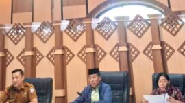 Ketua DPRD Kabupaten Murung Raya Rumiadi (tengah) didampingi Ketua Bapemperda DPRD Mura Tuti Marheni dan Asisten II Setda Mura K. Zen Wahyu Priyatna (foto: istimewa)