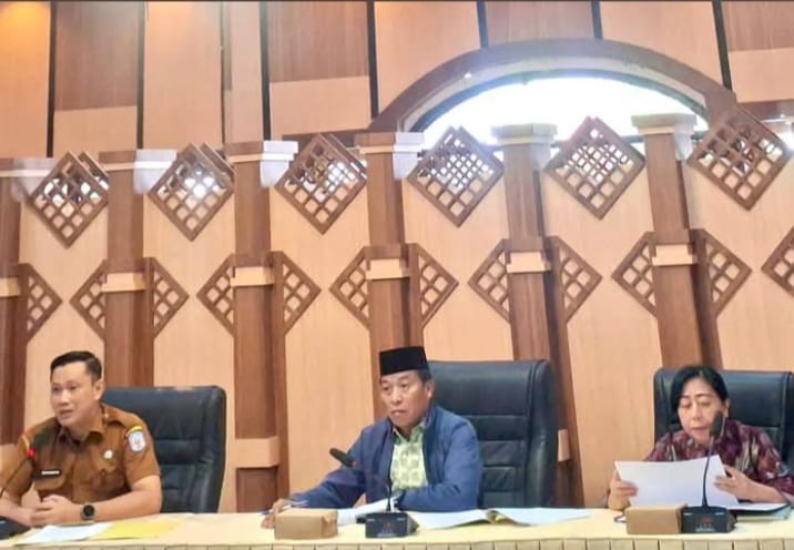 Ketua DPRD Kabupaten Murung Raya Rumiadi (tengah) didampingi Ketua Bapemperda DPRD Mura Tuti Marheni dan Asisten II Setda Mura K. Zen Wahyu Priyatna (foto: istimewa)