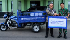 Bantuan CSR Satu Unit Kendaraan Roda Tiga Pengangkut Sampah ke Denzipur 8/GM
