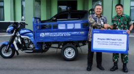 Bantuan CSR Satu Unit Kendaraan Roda Tiga Pengangkut Sampah ke Denzipur 8/GM
