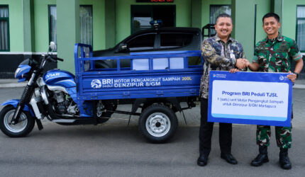 BRI Branch Office Martapura Serahkan Bantuan CSR Satu Unit Kendaraan Roda Tiga Pengangkut Sampah ke Denzipur 8/GM