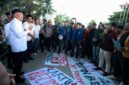 Berdialog Dengan Aliansi Badan Esekutif Mahasiswa (BEM) se-Kalsel, Gubernur Haji Muhidin Temui Para Pendemo (foto:adpim)