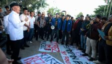 Berdialog Dengan Aliansi Badan Esekutif Mahasiswa (BEM) se-Kalsel, Gubernur Haji Muhidin Temui Para Pendemo (foto:adpim)