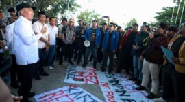 Berdialog Dengan Aliansi Badan Esekutif Mahasiswa (BEM) se-Kalsel, Gubernur Haji Muhidin Temui Para Pendemo (foto:adpim)
