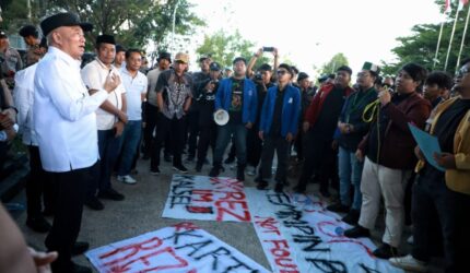 Berdialog Dengan Aliansi Badan Esekutif Mahasiswa (BEM) se-Kalsel, Gubernur Haji Muhidin Temui Para Pendemo