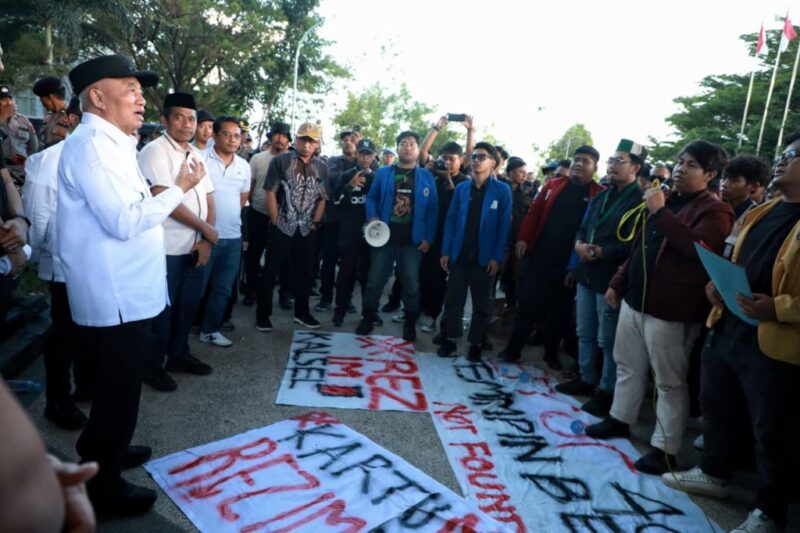 Berdialog Dengan Aliansi Badan Esekutif Mahasiswa (BEM) se-Kalsel, Gubernur Haji Muhidin Temui Para Pendemo (foto:adpim)