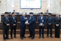 Gubernur Haji Muhidin Terima WTP ke-13 Berturut-turut Laporan Hasil Pemeriksaan Pemprov Kalsel dari BPK RI (foto: adpim)