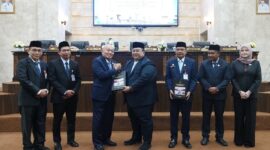 Gubernur Haji Muhidin Terima WTP ke-13 Berturut-turut Laporan Hasil Pemeriksaan Pemprov Kalsel dari BPK RI (foto: adpim)