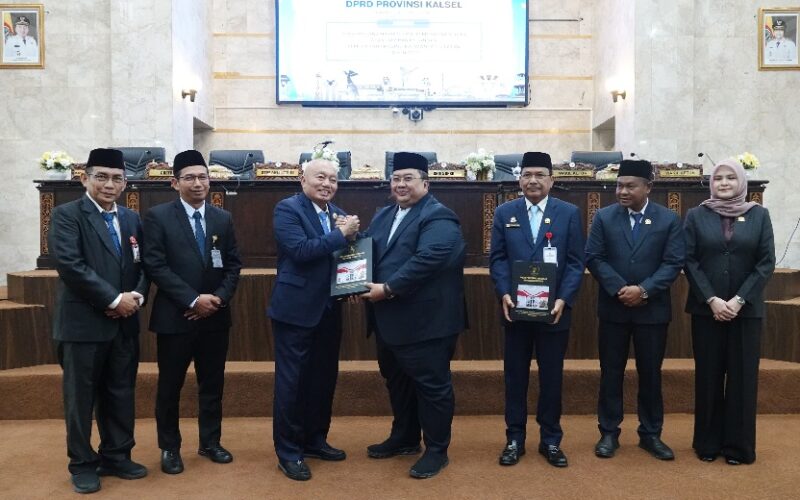 Gubernur Haji Muhidin Terima WTP ke-13 Berturut-turut Laporan Hasil Pemeriksaan Pemprov Kalsel dari BPK RI (foto: adpim)