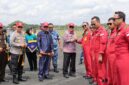 Apresiasi Gubernur Haji Muhidin Saksikan Langsung Bersama Warga, Jupiter Aerobatic Team Melintas di Udara Kalsel (foto:adpim)