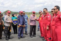 Apresiasi Gubernur Haji Muhidin Saksikan Langsung Bersama Warga, Jupiter Aerobatic Team Melintas di Udara Kalsel (foto:adpim)