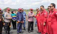 Apresiasi Gubernur Haji Muhidin Saksikan Langsung Bersama Warga, Jupiter Aerobatic Team Melintas di Udara Kalsel