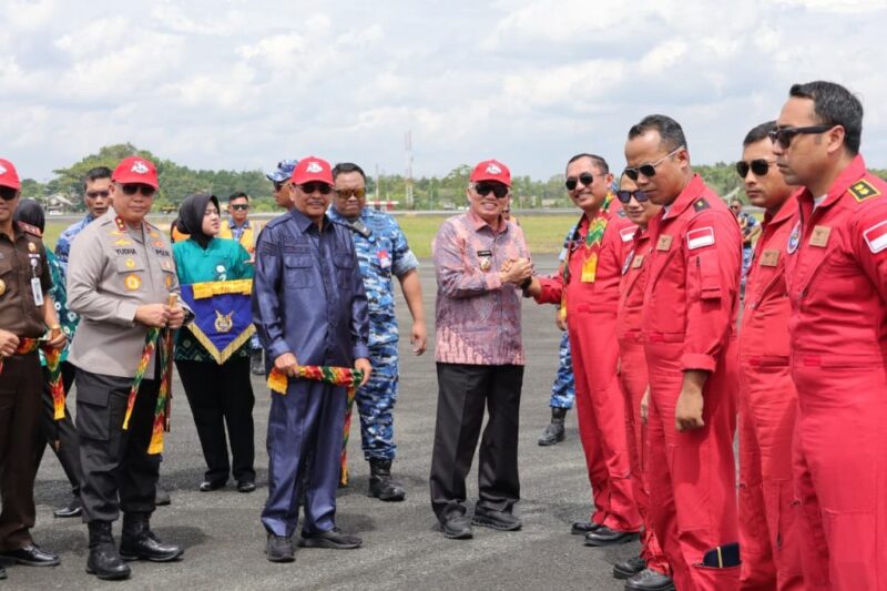 Apresiasi Gubernur Haji Muhidin Saksikan Langsung Bersama Warga, Jupiter Aerobatic Team Melintas di Udara Kalsel (foto:adpim)
