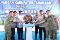 PENCANANGAN SENTRA JAGUNG – Gubernur Kalimantan Selatan H. Muhidin bersama Kapolda Kalsel Irjen Pol Dr. Rosyanto Yudha Hermawan dan unsur Forkopimda menekan tombol sirene saat pencanangan Kabupaten Tanah Laut sebagai Sentra Jagung Kalimantan Selatan di Desa Banyu Irang, Kecamatan Bati-Bati