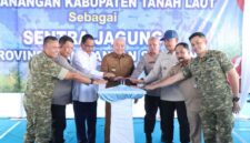 PENCANANGAN SENTRA JAGUNG – Gubernur Kalimantan Selatan H. Muhidin bersama Kapolda Kalsel Irjen Pol Dr. Rosyanto Yudha Hermawan dan unsur Forkopimda menekan tombol sirene saat pencanangan Kabupaten Tanah Laut sebagai Sentra Jagung Kalimantan Selatan di Desa Banyu Irang, Kecamatan Bati-Bati