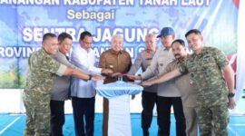 PENCANANGAN SENTRA JAGUNG – Gubernur Kalimantan Selatan H. Muhidin bersama Kapolda Kalsel Irjen Pol Dr. Rosyanto Yudha Hermawan dan unsur Forkopimda menekan tombol sirene saat pencanangan Kabupaten Tanah Laut sebagai Sentra Jagung Kalimantan Selatan di Desa Banyu Irang, Kecamatan Bati-Bati