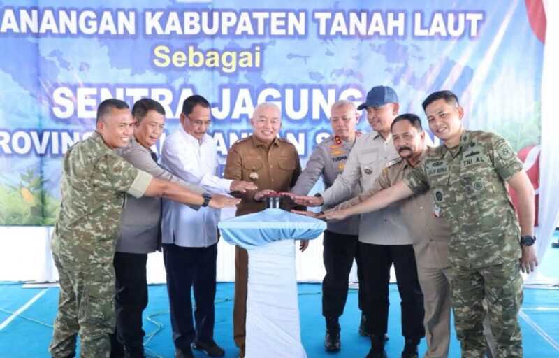 PENCANANGAN SENTRA JAGUNG – Gubernur Kalimantan Selatan H. Muhidin bersama Kapolda Kalsel Irjen Pol Dr. Rosyanto Yudha Hermawan dan unsur Forkopimda menekan tombol sirene saat pencanangan Kabupaten Tanah Laut sebagai Sentra Jagung Kalimantan Selatan di Desa Banyu Irang, Kecamatan Bati-Bati