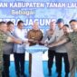 PENCANANGAN SENTRA JAGUNG – Gubernur Kalimantan Selatan H. Muhidin bersama Kapolda Kalsel Irjen Pol Dr. Rosyanto Yudha Hermawan dan unsur Forkopimda menekan tombol sirene saat pencanangan Kabupaten Tanah Laut sebagai Sentra Jagung Kalimantan Selatan di Desa Banyu Irang, Kecamatan Bati-Bati