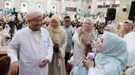 Kajian di Masjid Raya Sabilal Muhtadin Banjarmasin, Hj. Fathul Jannah Muhidin Berbaur Bersama Jamaah Majelis Ta’lim Ummul Mu’minin Sayyidah Khadijah (foto:adpim)