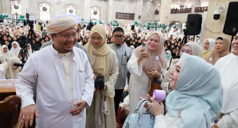 Kajian di Masjid Raya Sabilal Muhtadin Banjarmasin, Hj. Fathul Jannah Muhidin Berbaur Bersama Jamaah Majelis Ta’lim Ummul Mu’minin Sayyidah Khadijah (foto:adpim)