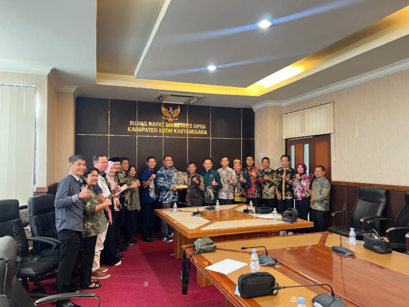 DPRD Kabupaten Murung Raya saat melakukan kunker ke DPRD Kabupaten Kutai Kerganegara,Kaltim. foto(istimewa)