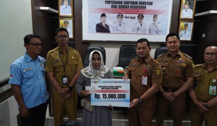 Sekda Salurkan Santunan Kematian Untuk Ahli Waris Terdampak Kebakaran