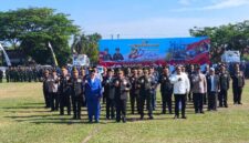 HARI BHAYANGKARA – Kapolda Kalimantan Selatan Irjen Pol Rusyanto Yudha Hermawan didampingi Gubernur Kalsel H. Muhidin, Ketua DPRD Kalsel H Supian HK mengikuti upacara peringatan Hari Bhayangkara ke-80 di Mako Satbrimob Polda Kalsel, Banjarbaru, Rabu (1/7/2026). (foto:istimewa)