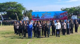HARI BHAYANGKARA – Kapolda Kalimantan Selatan Irjen Pol Rusyanto Yudha Hermawan didampingi Gubernur Kalsel H. Muhidin, Ketua DPRD Kalsel H Supian HK mengikuti upacara peringatan Hari Bhayangkara ke-80 di Mako Satbrimob Polda Kalsel, Banjarbaru, Rabu (1/7/2026). (foto:istimewa)