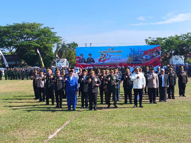 HARI BHAYANGKARA – Kapolda Kalimantan Selatan Irjen Pol Rusyanto Yudha Hermawan didampingi Gubernur Kalsel H. Muhidin, Ketua DPRD Kalsel H Supian HK mengikuti upacara peringatan Hari Bhayangkara ke-80 di Mako Satbrimob Polda Kalsel, Banjarbaru, Rabu (1/7/2026). (foto:istimewa)
