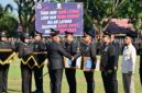 PENGHARGAAN – Kapolda Kalimantan Selatan Irjen Pol Dr Rosyanto Yudha Hermawan menyerahkan penghargaan kepada personel Subdit 3 Ditresnarkoba Polda Kalsel atas keberhasilan mengungkap 379 kilogram sabu dan puluhan ribu butir ekstasi, saat upacara Hari Bhayangkara ke-80 di Mako Satbrimob Polda Kalsel, Banjarbaru, Rabu (1/7/2026). (foto:istimewa)
