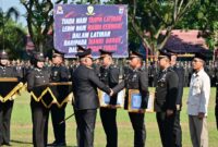 PENGHARGAAN – Kapolda Kalimantan Selatan Irjen Pol Dr Rosyanto Yudha Hermawan menyerahkan penghargaan kepada personel Subdit 3 Ditresnarkoba Polda Kalsel atas keberhasilan mengungkap 379 kilogram sabu dan puluhan ribu butir ekstasi, saat upacara Hari Bhayangkara ke-80 di Mako Satbrimob Polda Kalsel, Banjarbaru, Rabu (1/7/2026). (foto:istimewa)